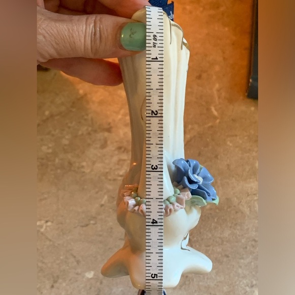 Vintage Porcelain Swan Flower Vase. 3D Adorements & Flowers. Gold Trim. - Picture 8 of 9